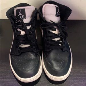 Jordan 1 mid black white